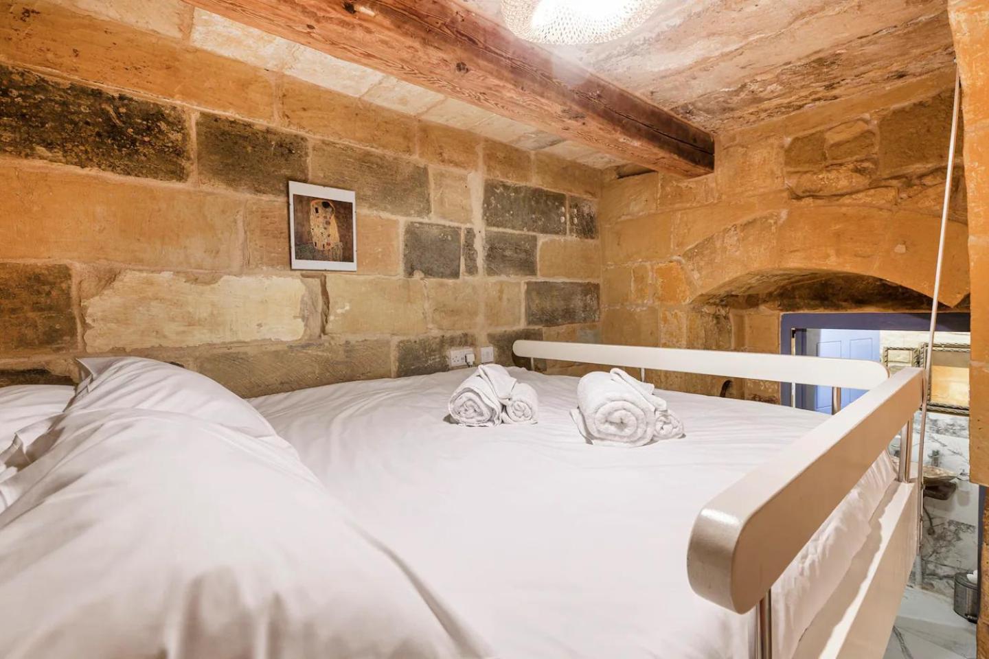 Historic Hideaways - 900 Year Old Converted Studios Victoria Luaran gambar