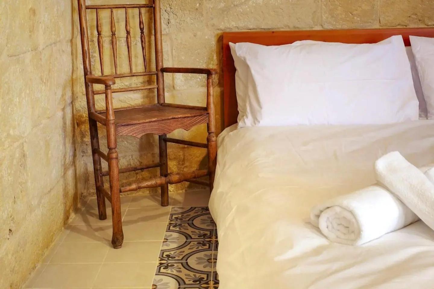 Historic Hideaways - 900 Year Old Converted Studios Victoria Luaran gambar