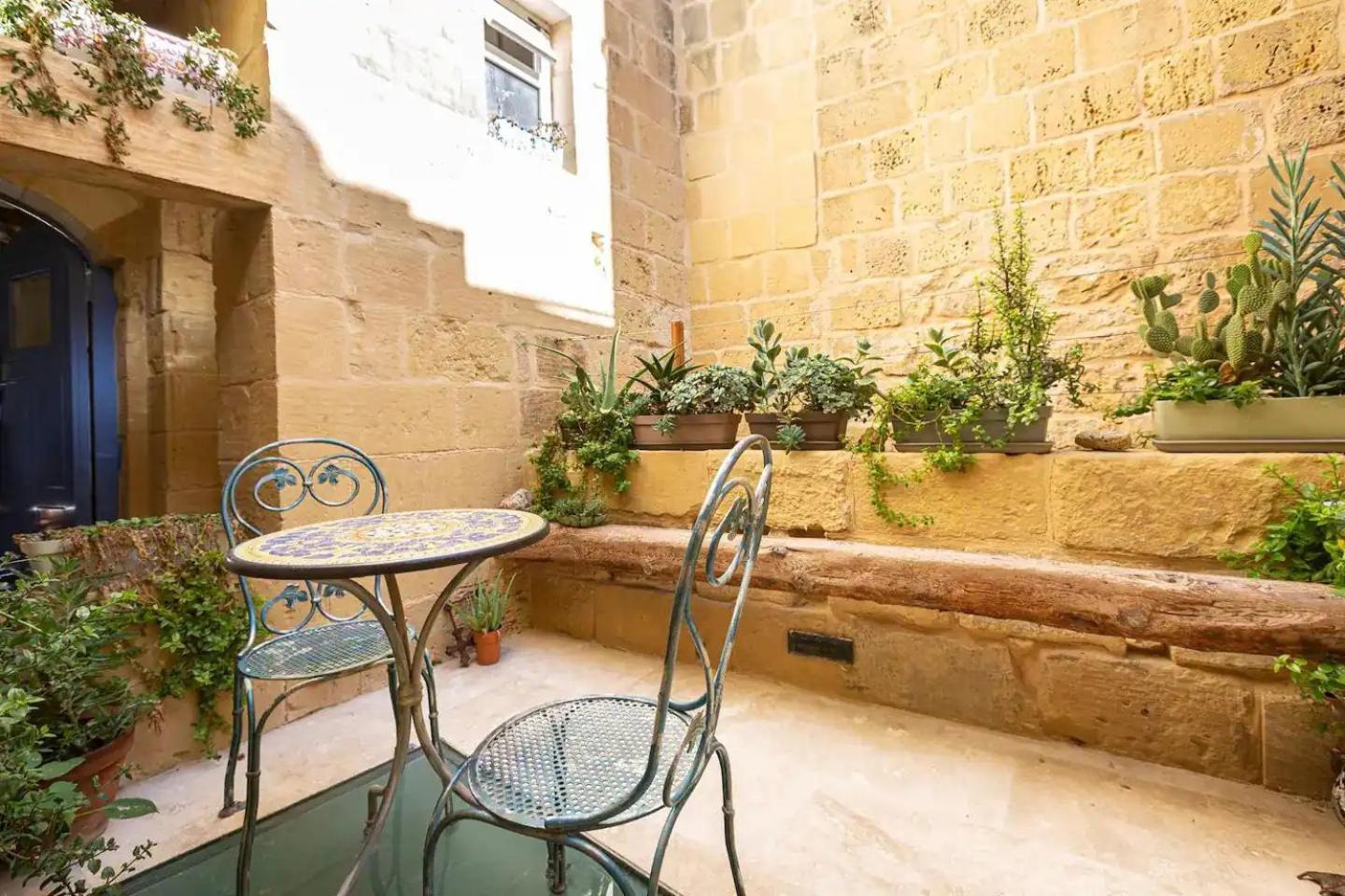 Historic Hideaways - 900 Year Old Converted Studios Victoria Luaran gambar