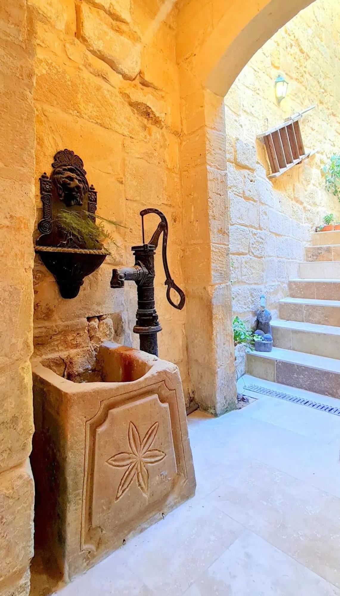 Historic Hideaways - 900 Year Old Converted Studios Victoria Luaran gambar