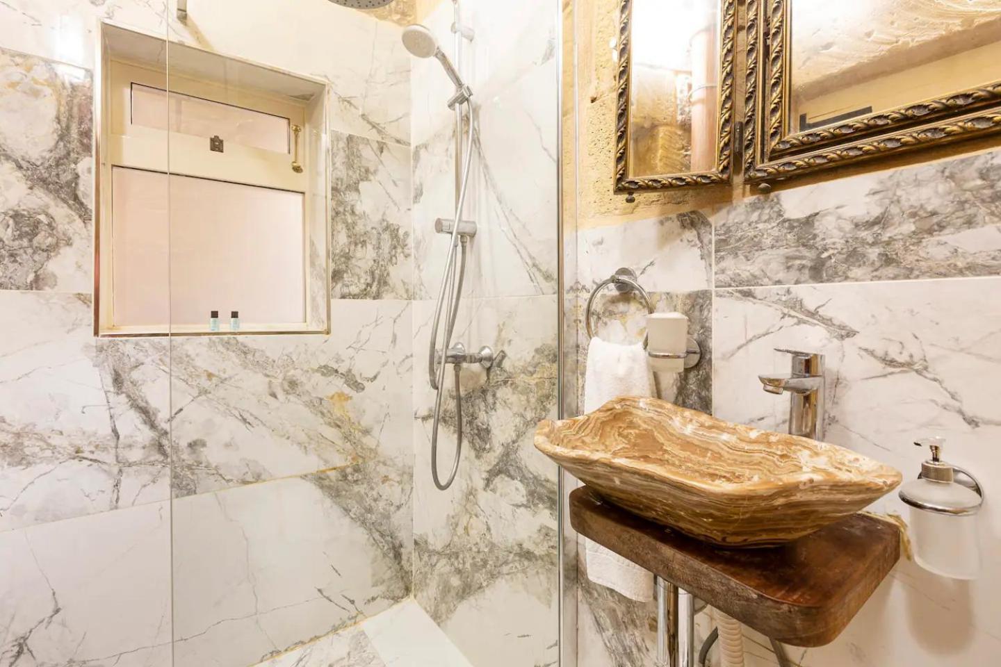 Historic Hideaways - 900 Year Old Converted Studios Victoria Luaran gambar
