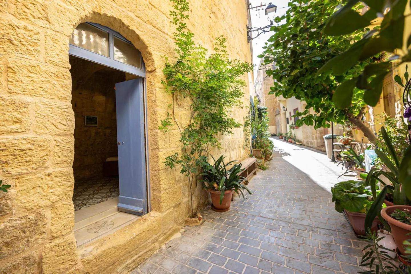 Historic Hideaways - 900 Year Old Converted Studios Victoria Luaran gambar
