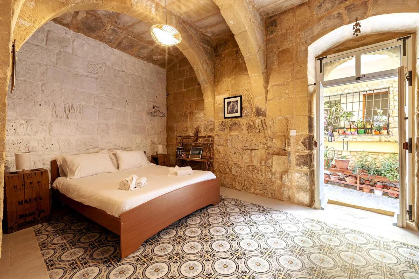 Historic Hideaways - 900 Year Old Converted Studios Victoria Luaran gambar