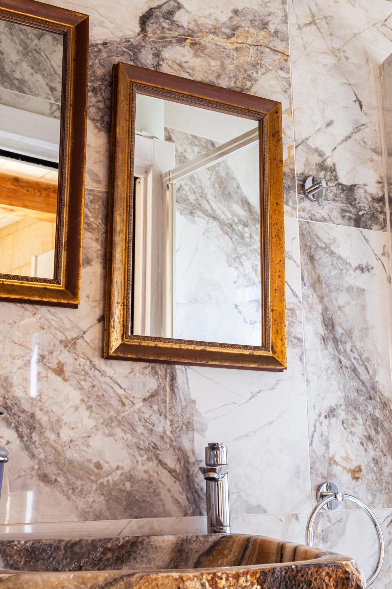 Historic Hideaways - 900 Year Old Converted Studios Victoria Luaran gambar