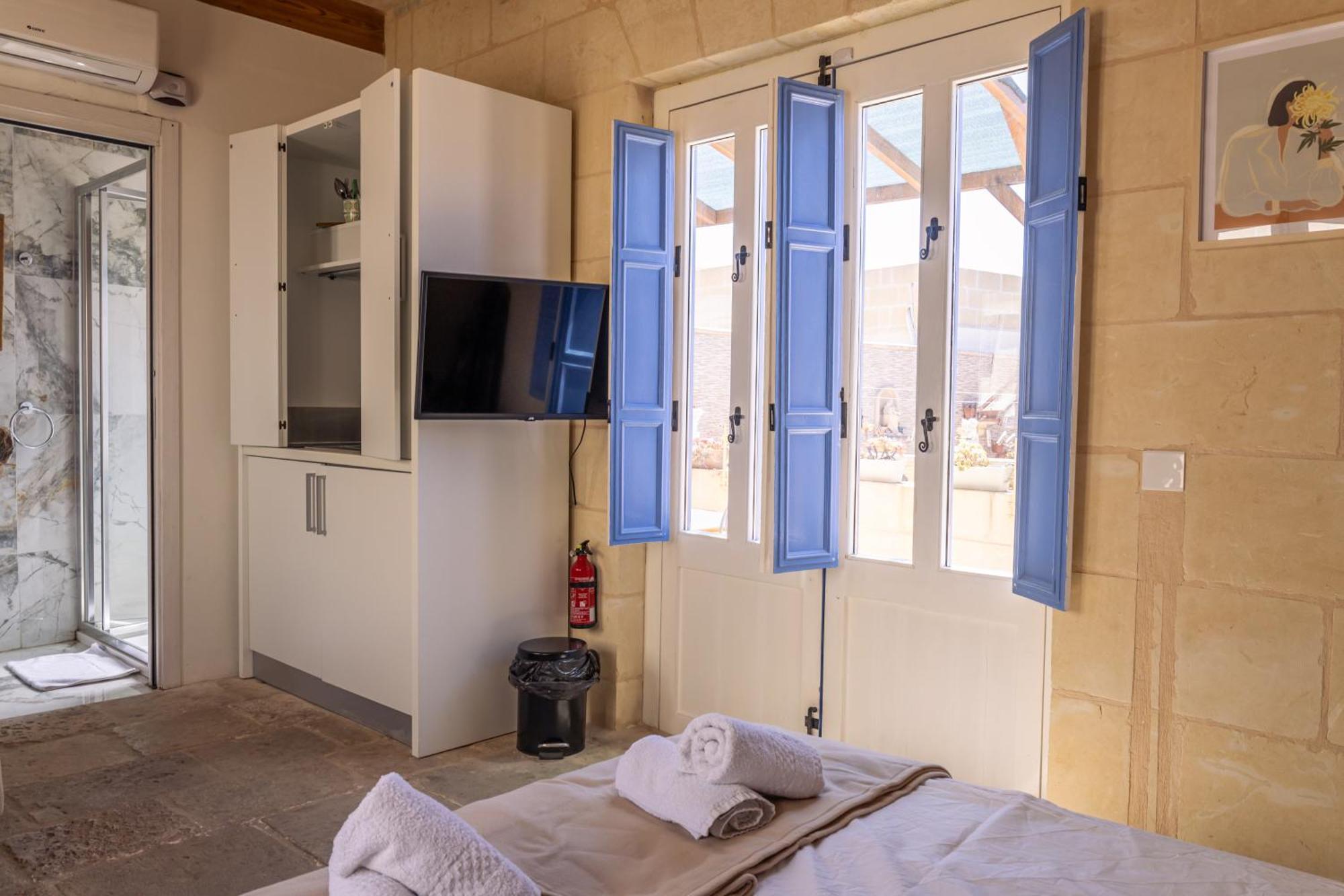 Historic Hideaways - 900 Year Old Converted Studios Victoria Luaran gambar