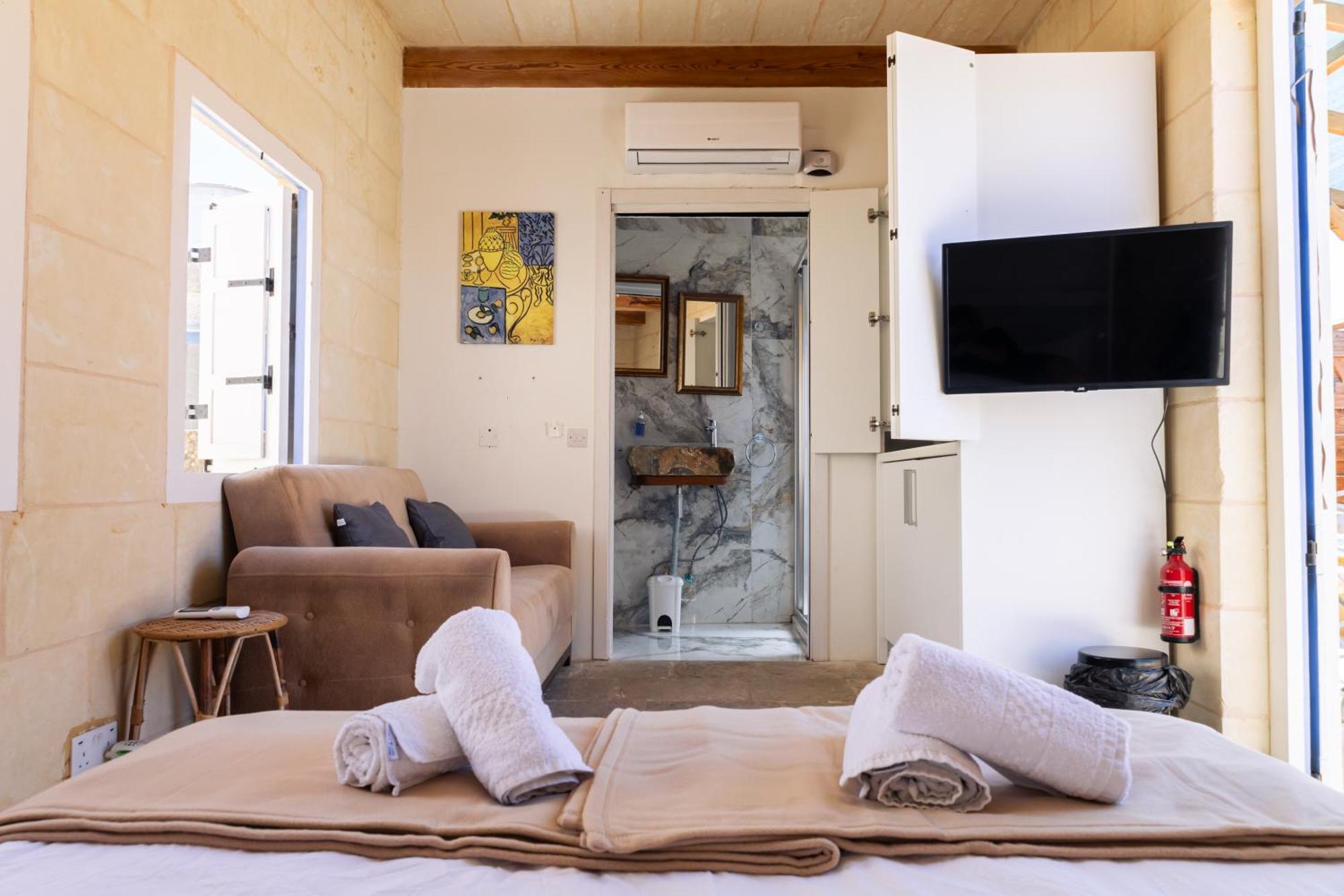 Historic Hideaways - 900 Year Old Converted Studios Victoria Luaran gambar