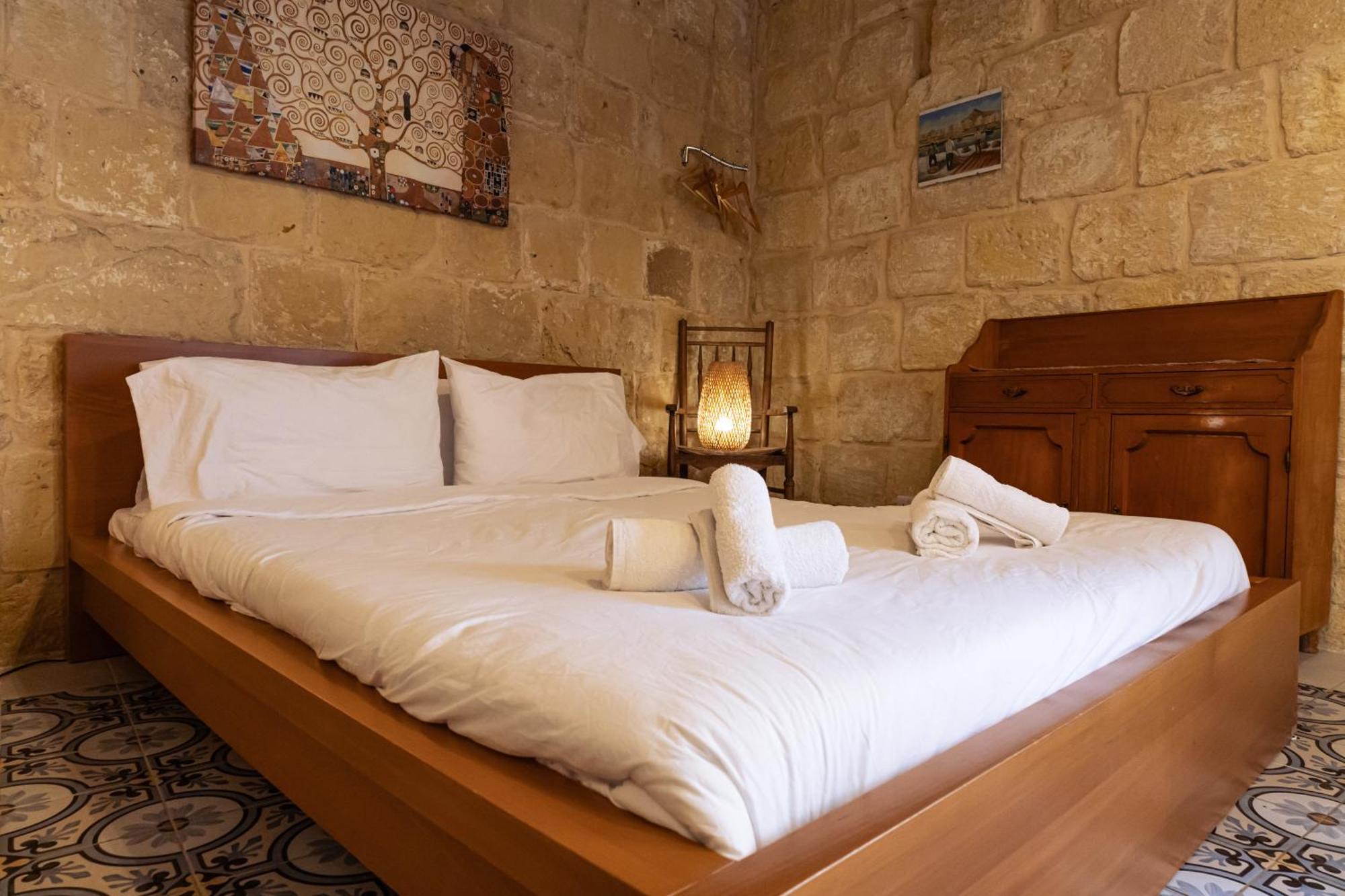 Historic Hideaways - 900 Year Old Converted Studios Victoria Luaran gambar
