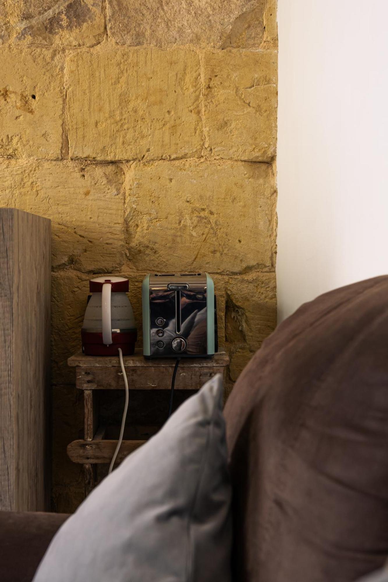 Historic Hideaways - 900 Year Old Converted Studios Victoria Luaran gambar