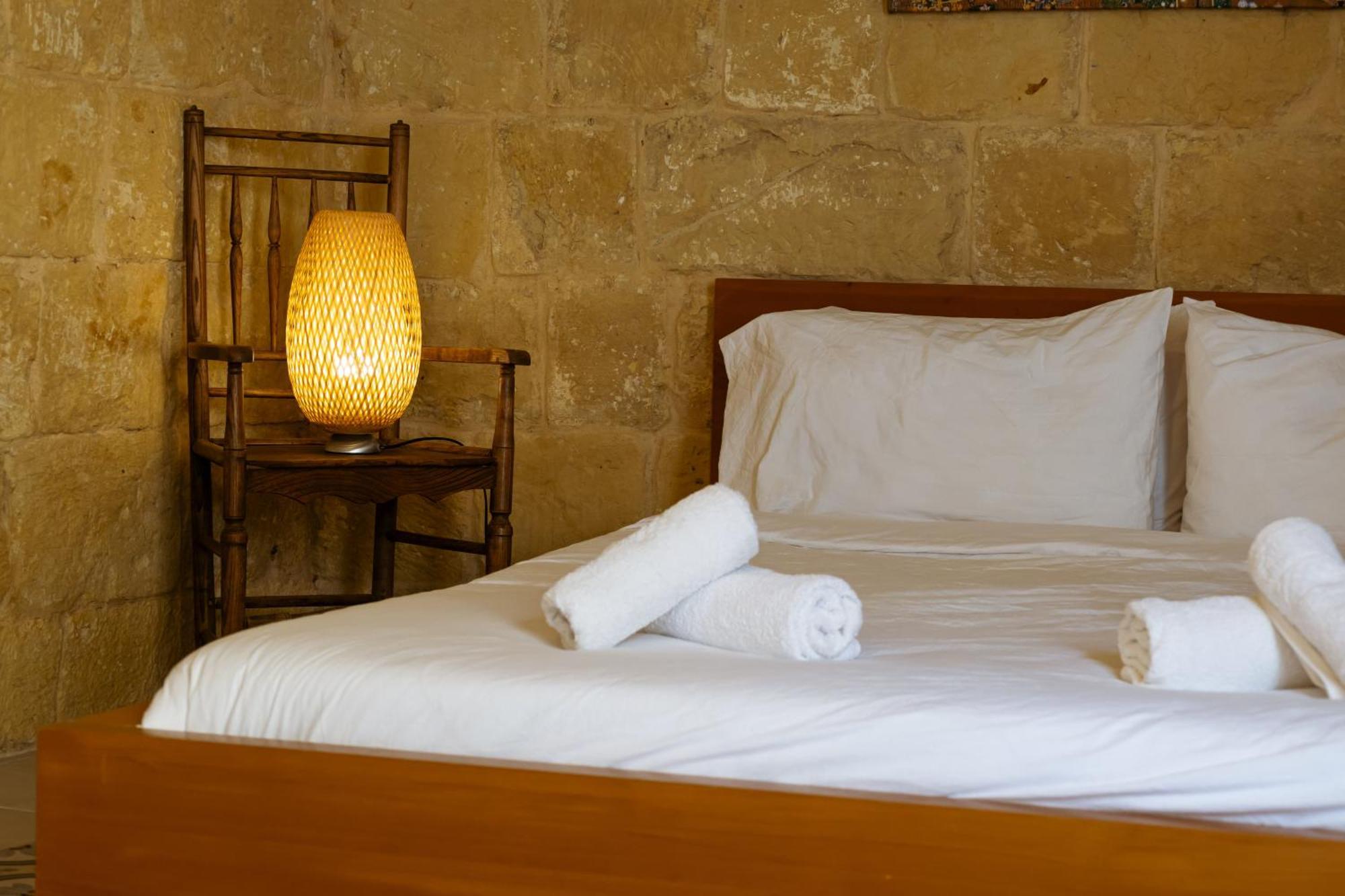 Historic Hideaways - 900 Year Old Converted Studios Victoria Luaran gambar