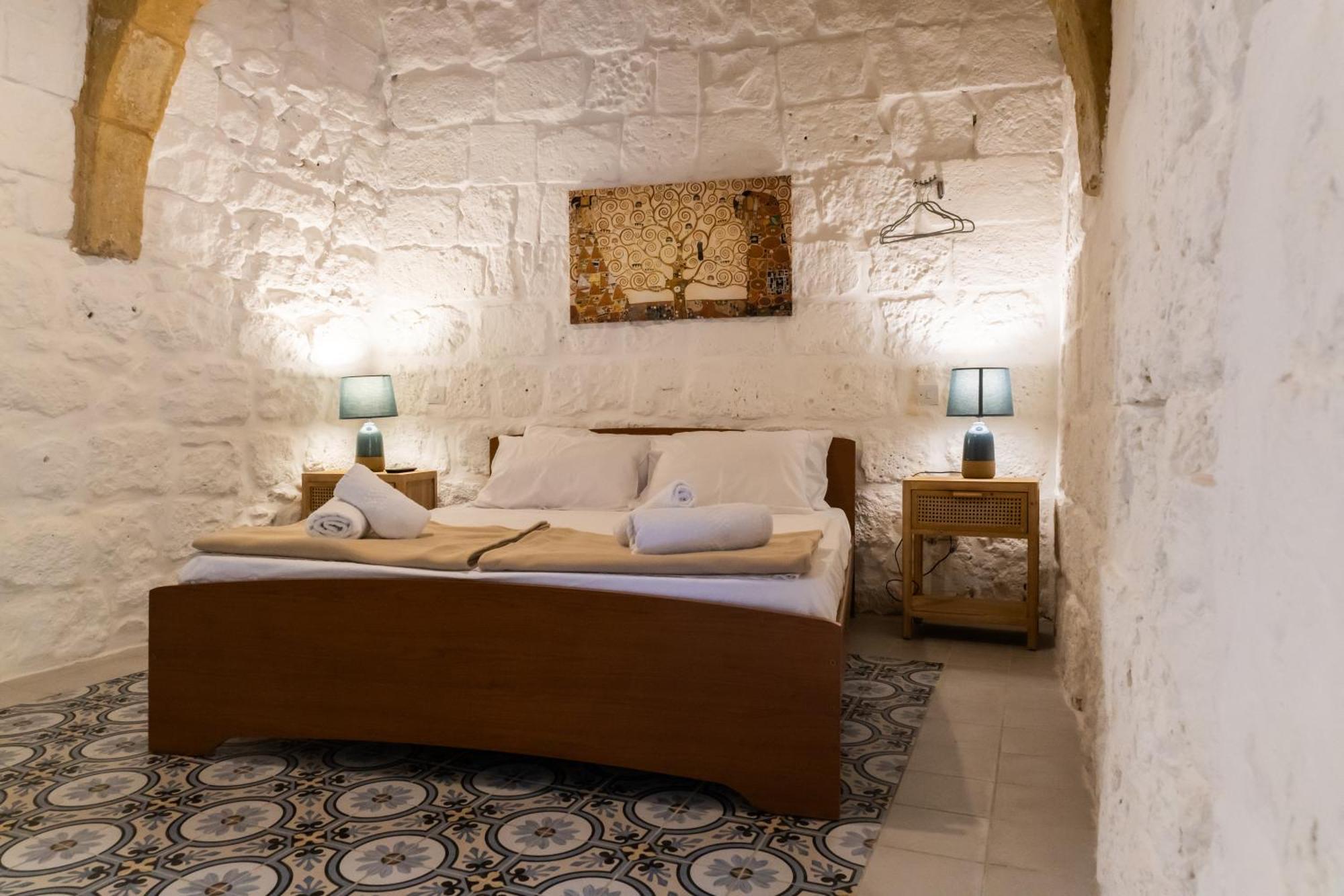 Historic Hideaways - 900 Year Old Converted Studios Victoria Luaran gambar