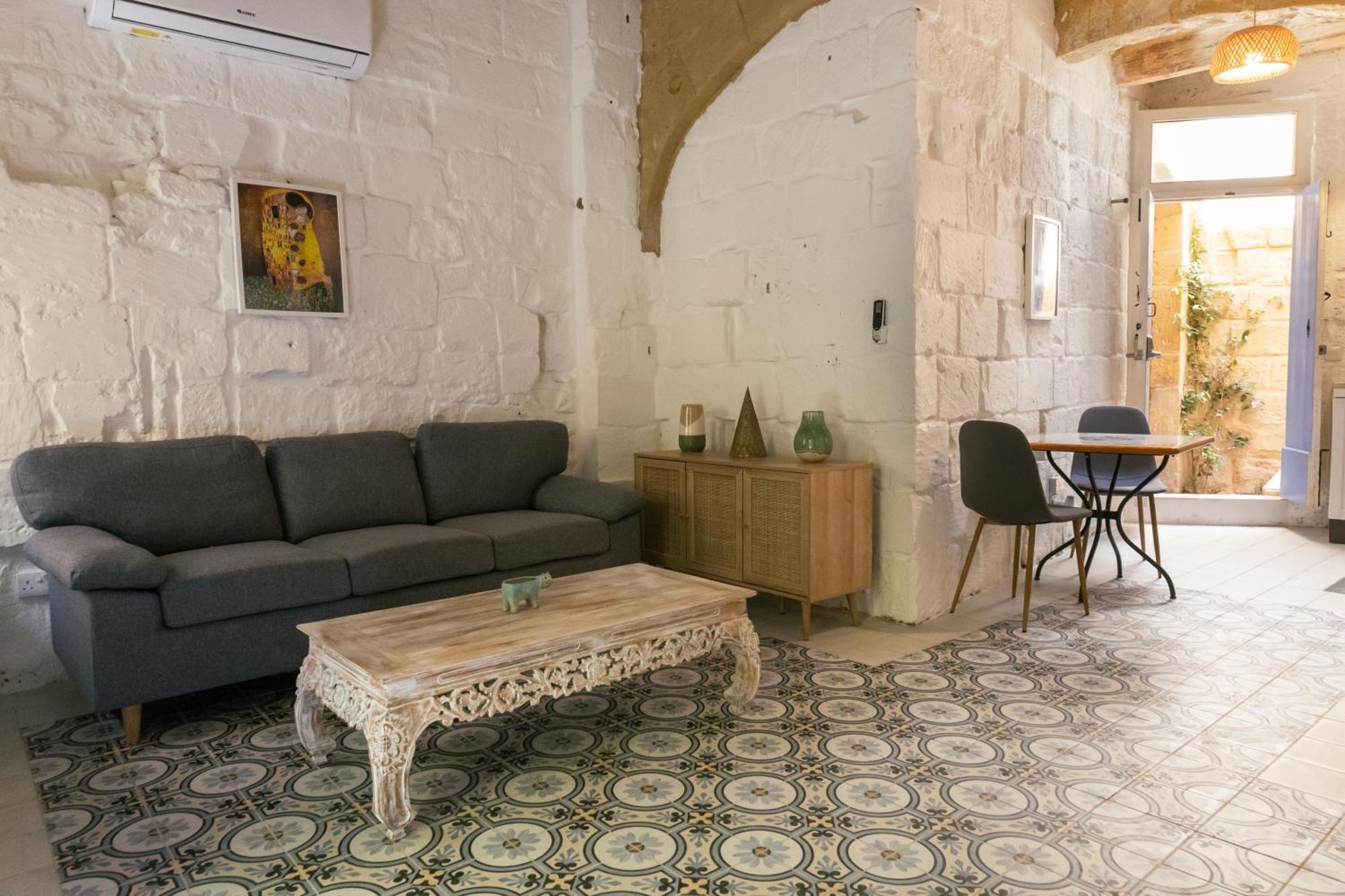 Historic Hideaways - 900 Year Old Converted Studios Victoria Luaran gambar
