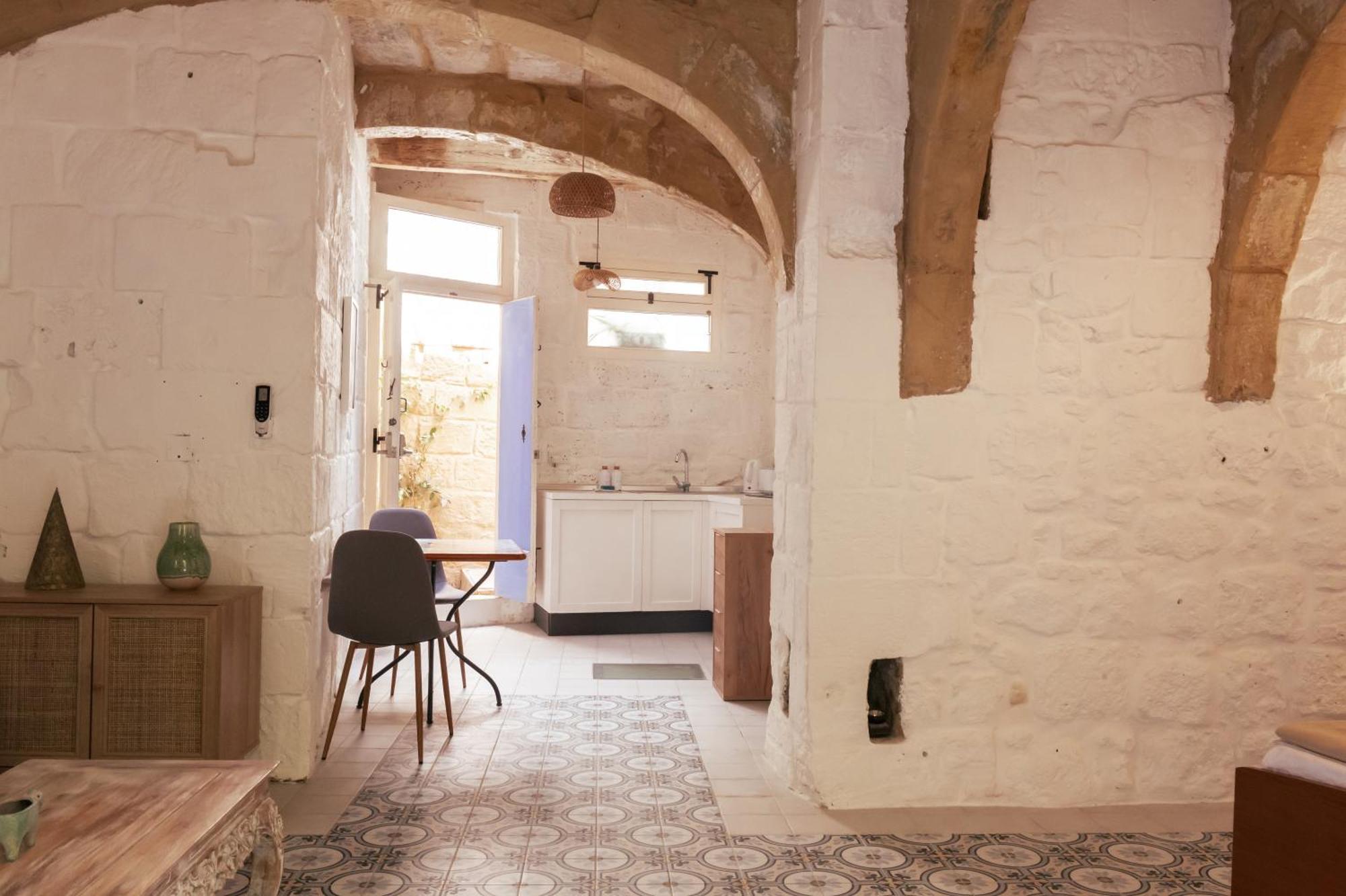 Historic Hideaways - 900 Year Old Converted Studios Victoria Luaran gambar