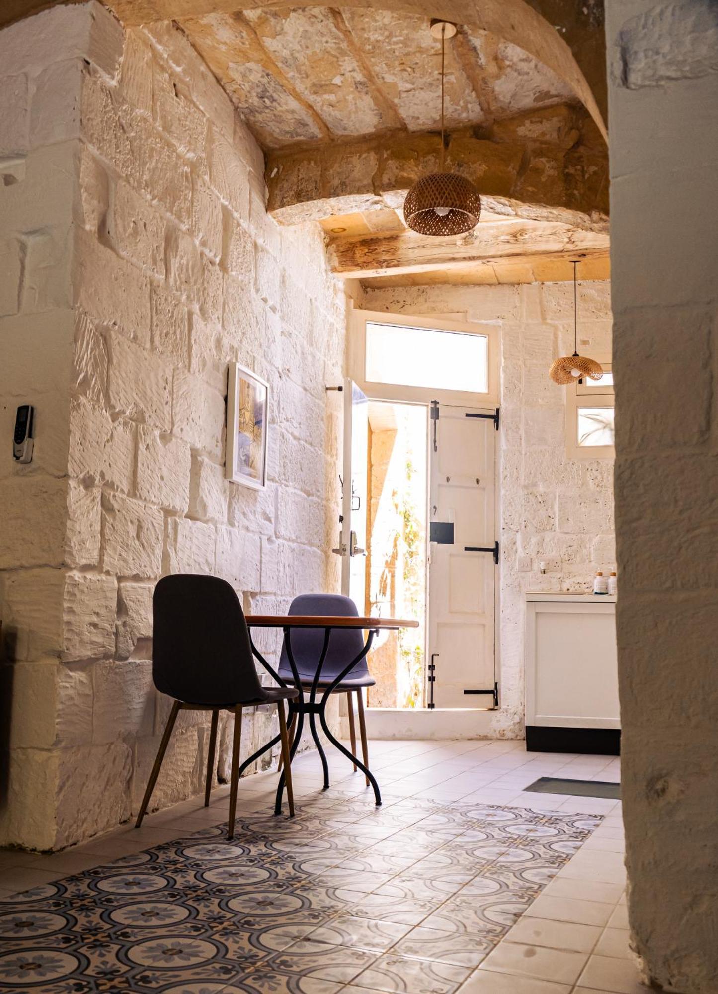 Historic Hideaways - 900 Year Old Converted Studios Victoria Luaran gambar