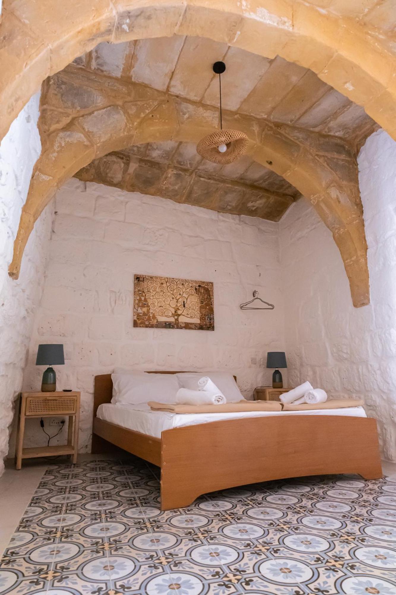 Historic Hideaways - 900 Year Old Converted Studios Victoria Luaran gambar