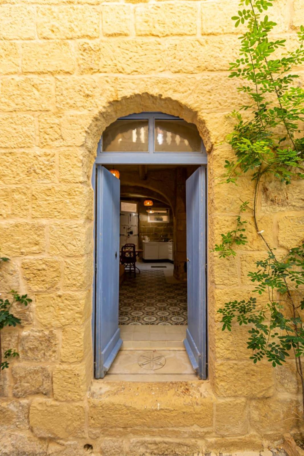 Historic Hideaways - 900 Year Old Converted Studios Victoria Luaran gambar