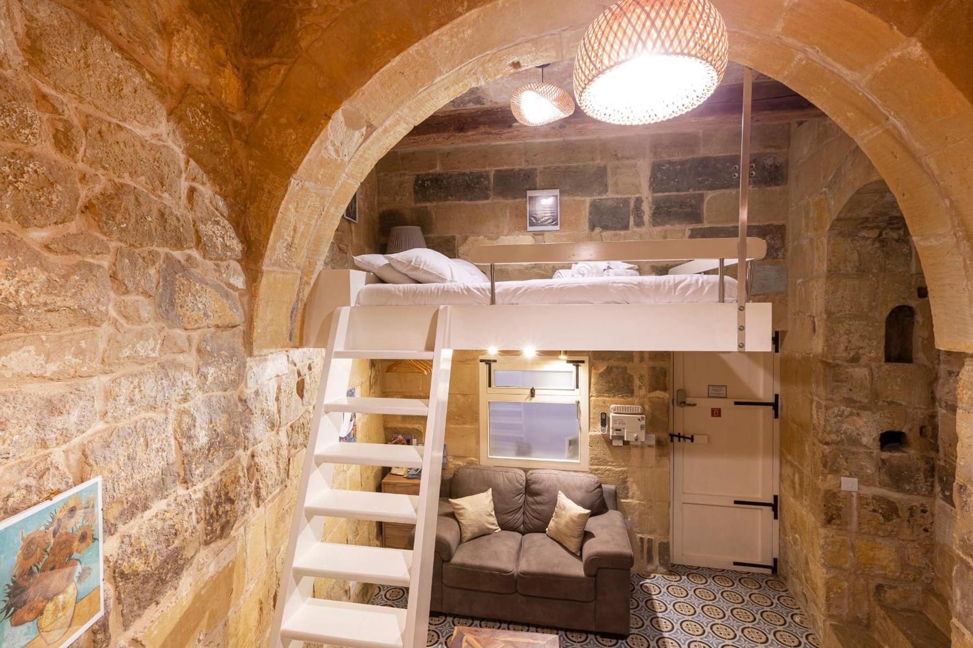 Historic Hideaways - 900 Year Old Converted Studios Victoria Luaran gambar